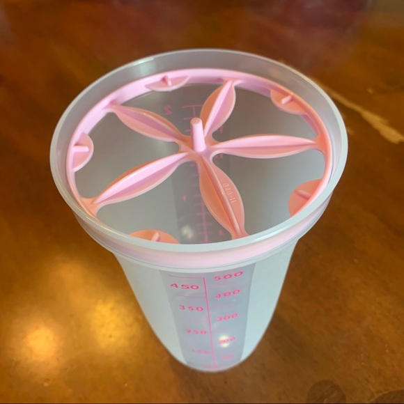 Tupperware Quick Shake Measuring Cup - Picture 3 of 4